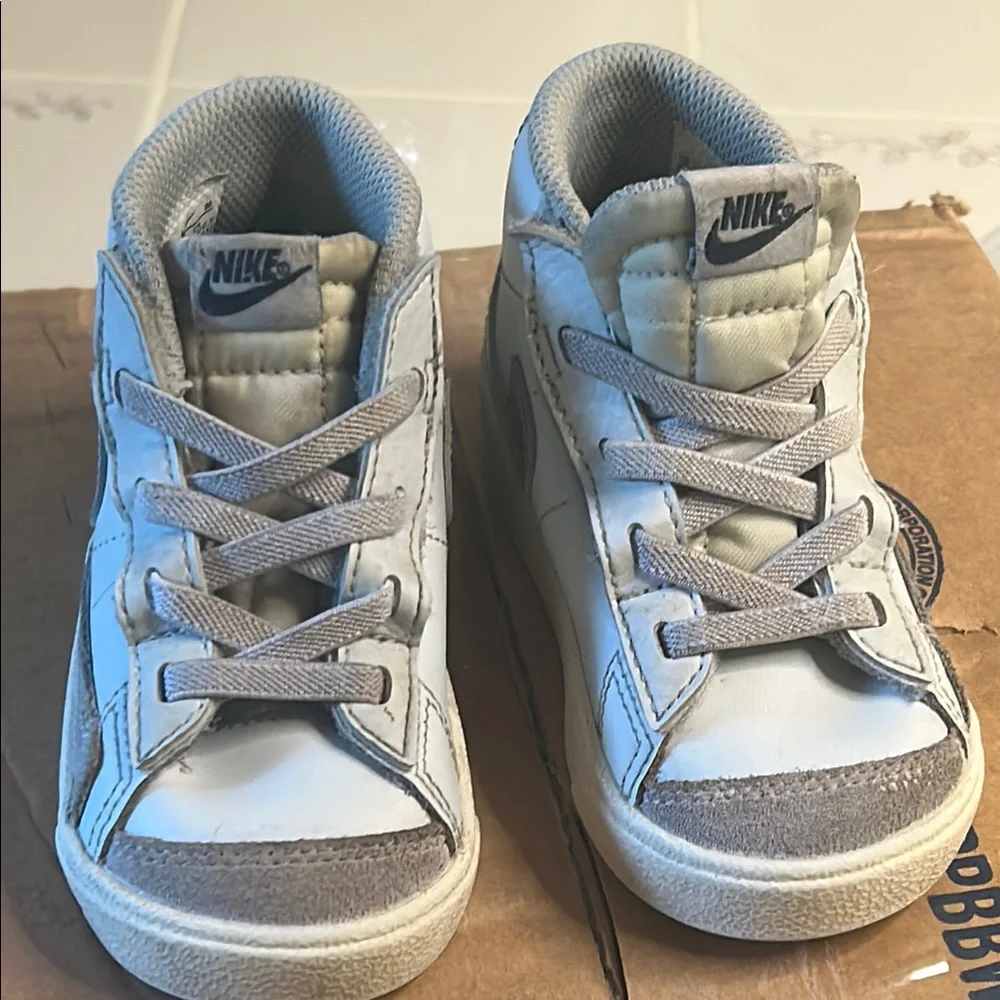 Nike Purple and White Sneakers with Classic Design - Picture 4 of 8